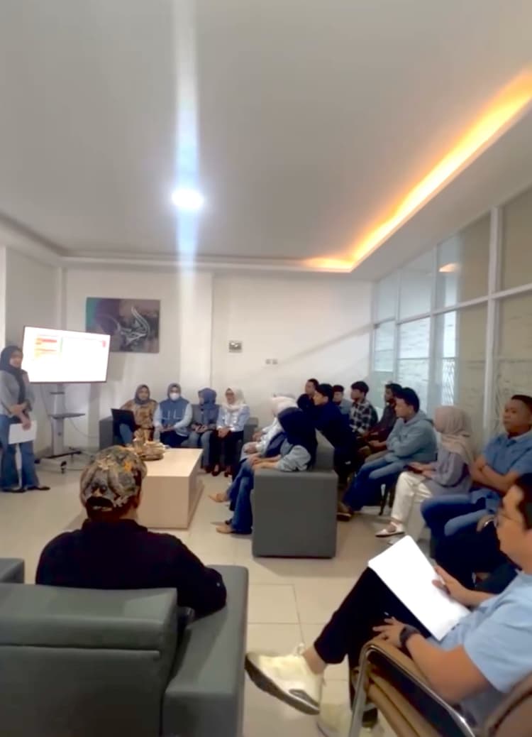 Meeting Rutin Mingguan Divisi Sales Representatif dan Administrasi Kredit Perbankan Tiga Maha Rewa
